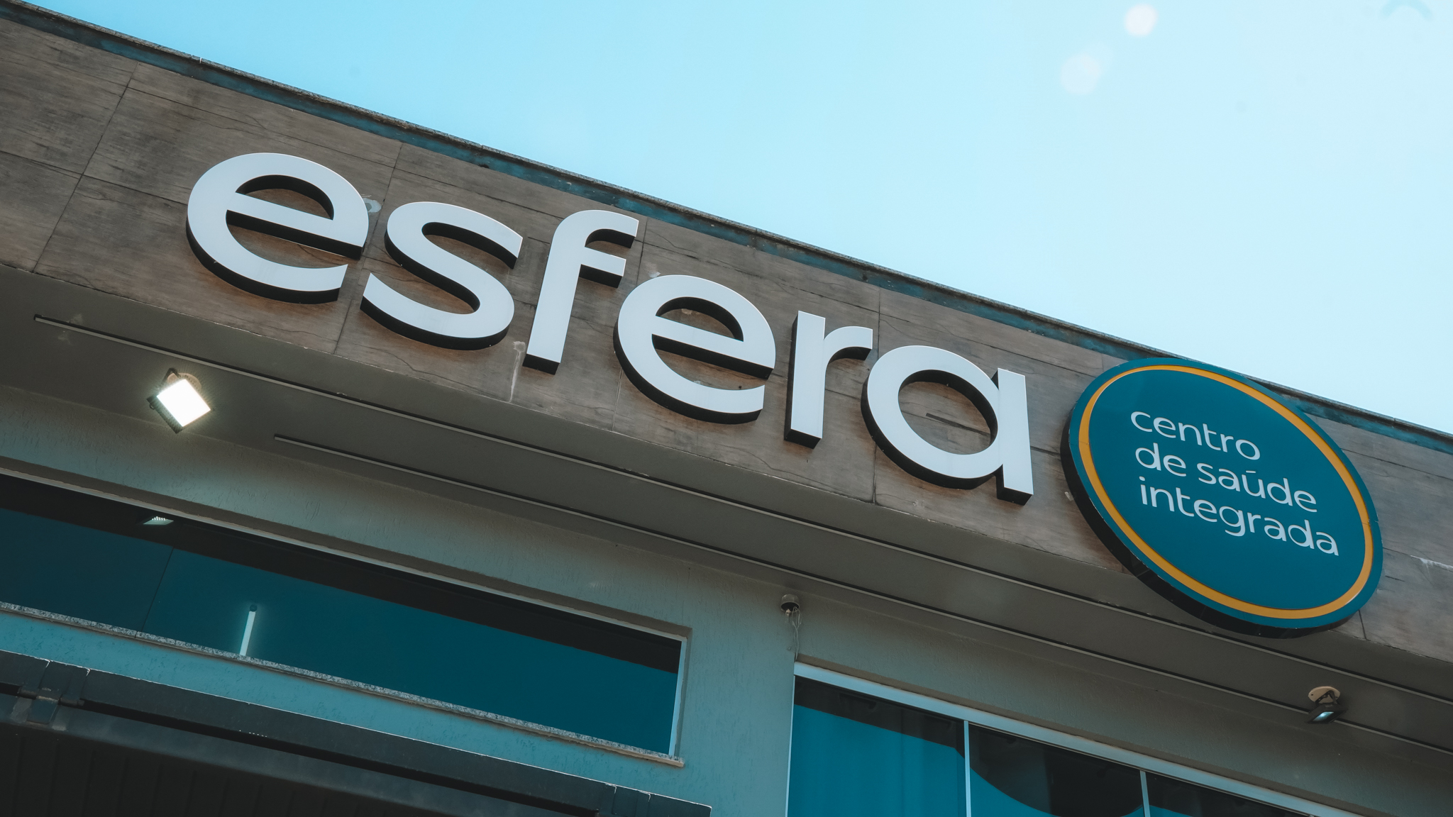 Fachada — letreiro Esfera